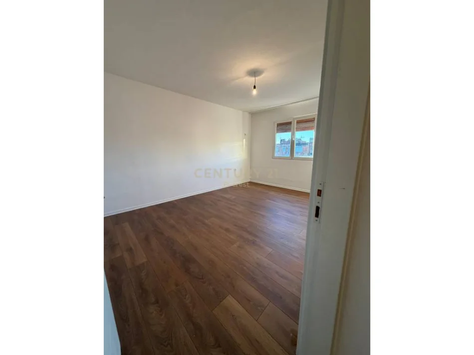 Tirane, shitet apartament 1+1 Kati 5, 58 m² 93.000 € (Oxhak)