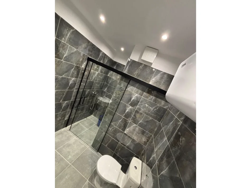 Tirane, jepet me qera apartament 1+1 Kati 2, 75 m² 650 € (xhamlliku)