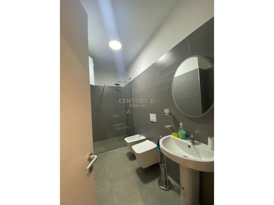 Tirane, jepet me qera 2+1 Kati 4, 76 m² 1.000 € (zogu zi)