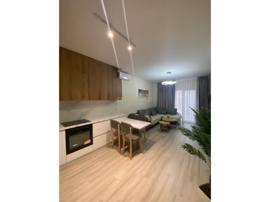 Tirane, jepet me qera 2+1 Kati 4, 76 m² 1.000 € (zogu zi)