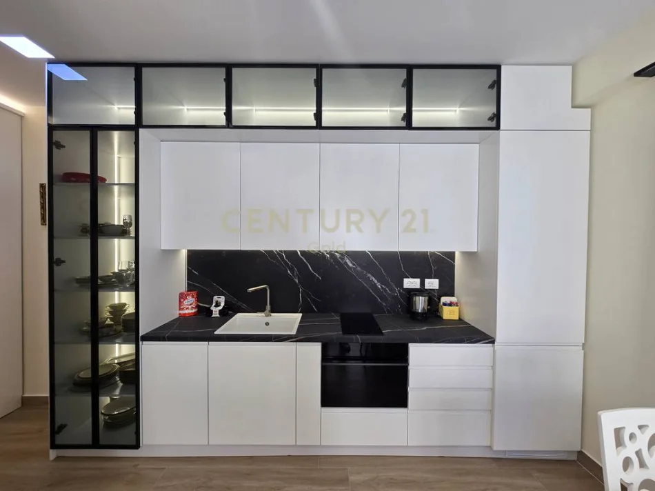 Tirane, jepet me qera apartament 1+1+Ballkon Kati 3, 60 m² 700 € (tek hotel mondial)