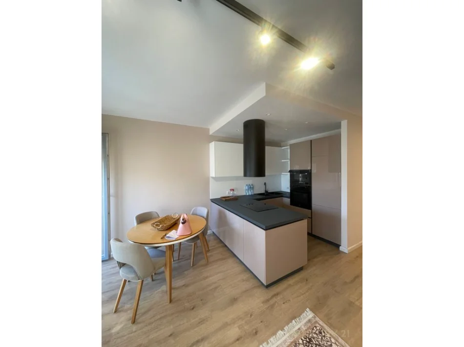 Tirane, jepet me qera apartament 1+1+Ballkon Kati 7, 69 m² 600 € (materniteti i ri)