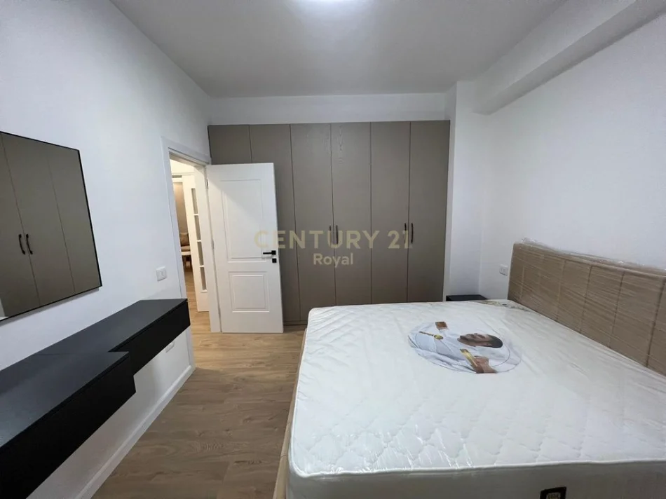 Tirane, jepet me qera apartament 2+1+Ballkon Kati 4, 120 m² 1.200 € (zogu zi)