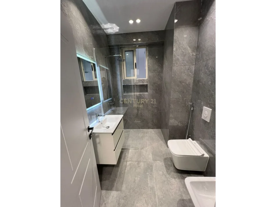 Tirane, jepet me qera apartament 2+1+Ballkon Kati 4, 120 m² 1.200 € (zogu zi)