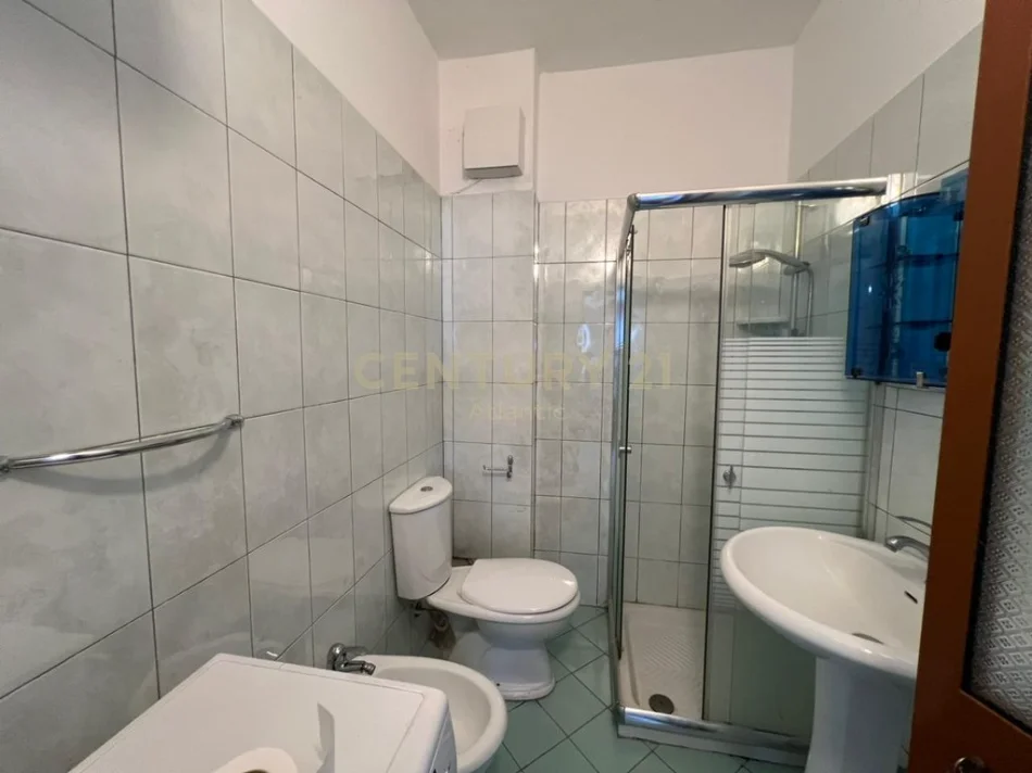 Durres, jepet me qera apartament 2+1 Kati 7, 82 m² 650 € (Plazh,hekurudha)