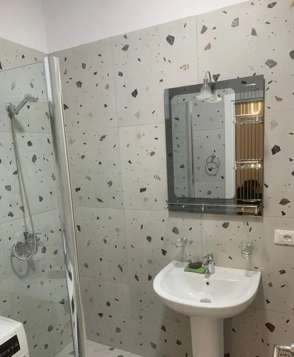 Tirane, jepet me qera apartament Kati 5, 60 m² 500 € (5 maji)