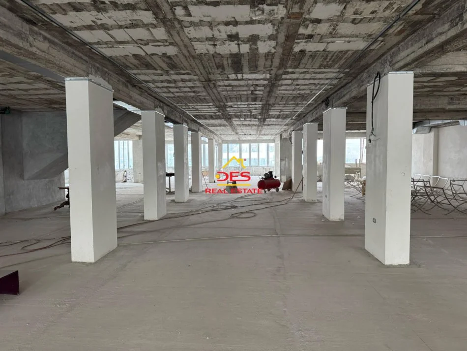 Vlore, jepet me qera ambjent biznesi Kati 2, 850 m² 4.000 € (Rruga Gjergj Arianiti)
