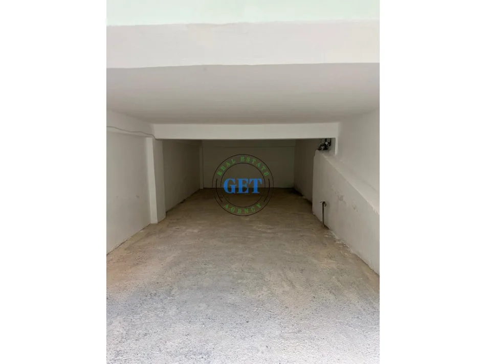 Durres, jepet me qera ambjent biznesi Kati 0, 40 m² 100 € (pranë Tregut të vogël)