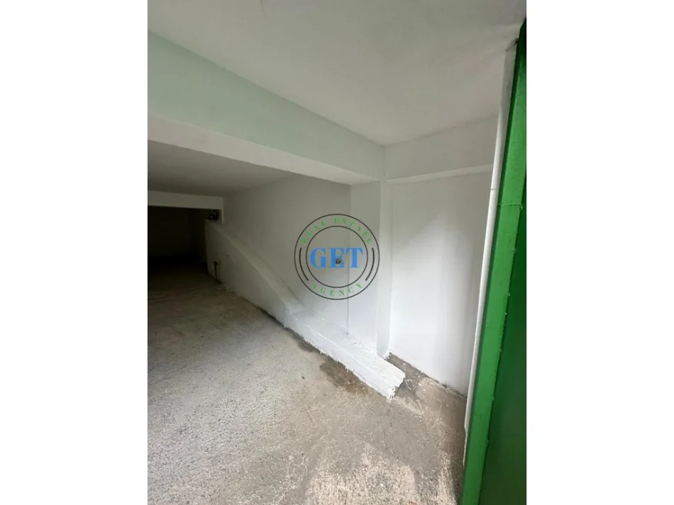 Durres, jepet me qera ambjent biznesi Kati 0, 40 m² 100 € (pranë Tregut të vogël)