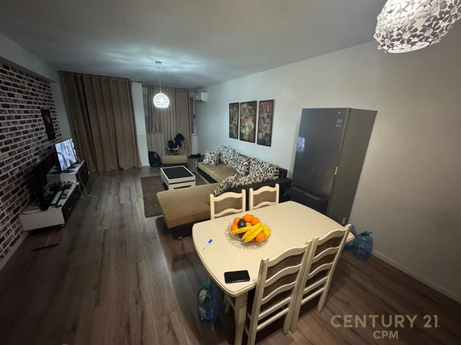 Tirane, shitet apartament 1+1 Kati 2, 92 m² 120.000 € (Fresku)