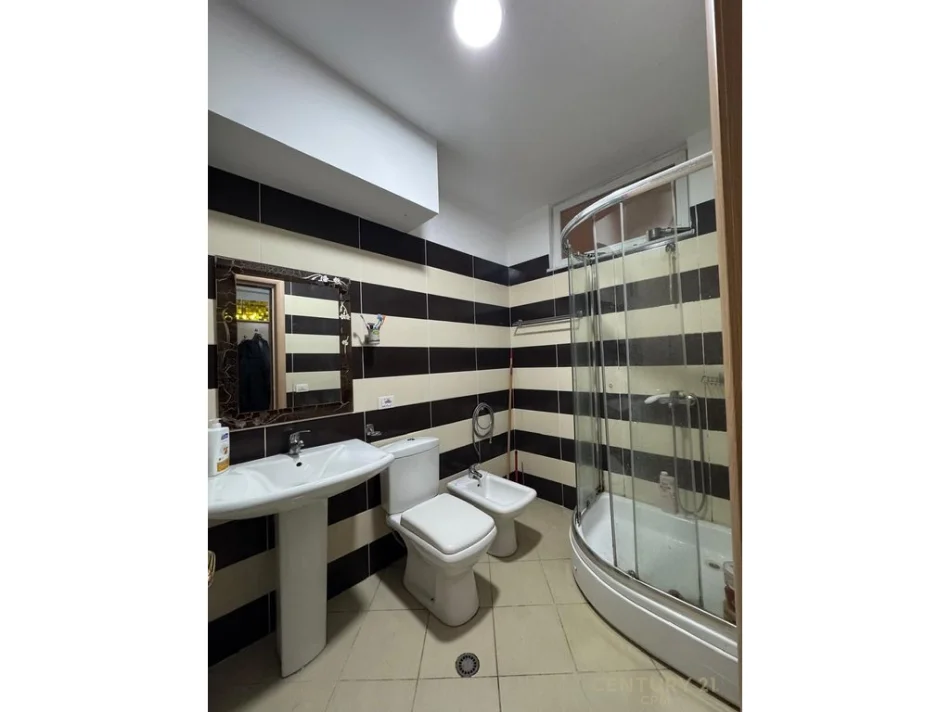 Tirane, shitet apartament 1+1 Kati 2, 92 m² 120.000 € (Fresku)