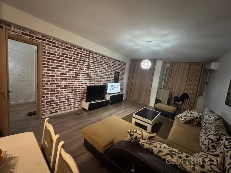 Tirane, shitet apartament 1+1 Kati 2, 92 m² 120.000 € (Fresku)