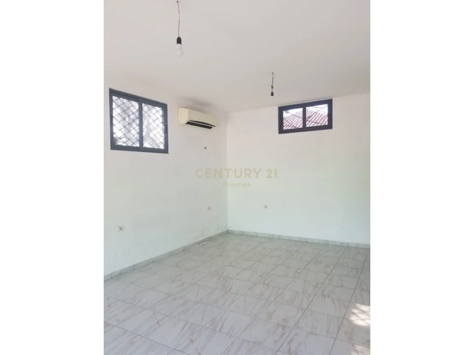 Tirane, jepet me qera ambjent biznesi Kati 0, 83 m² 500 € (Farke)