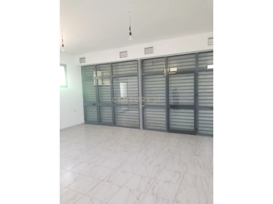 Tirane, jepet me qera ambjent biznesi Kati 0, 83 m² 500 € (Farke)