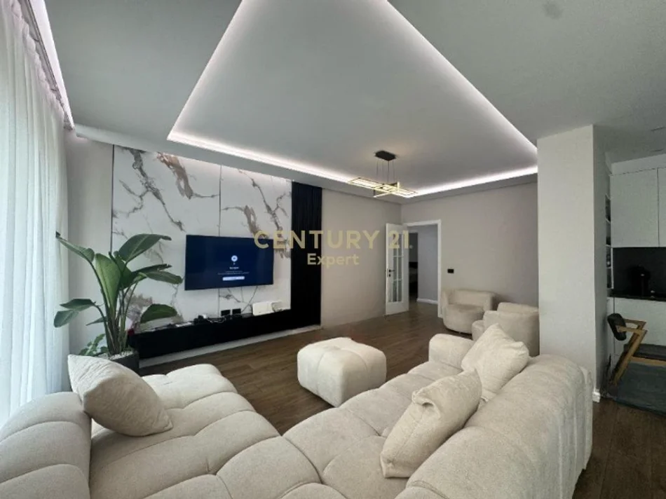 Tirane, jepet me qera apartament 3+1+Ballkon Kati 6, 136 m² 1.200 € (ish fusha aviacionit)