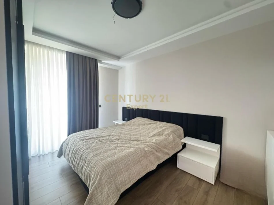 Tirane, jepet me qera apartament 3+1+Ballkon Kati 6, 136 m² 1.200 € (ish fusha aviacionit)