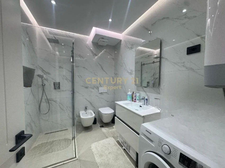 Tirane, jepet me qera apartament 3+1+Ballkon Kati 6, 136 m² 1.200 € (ish fusha aviacionit)