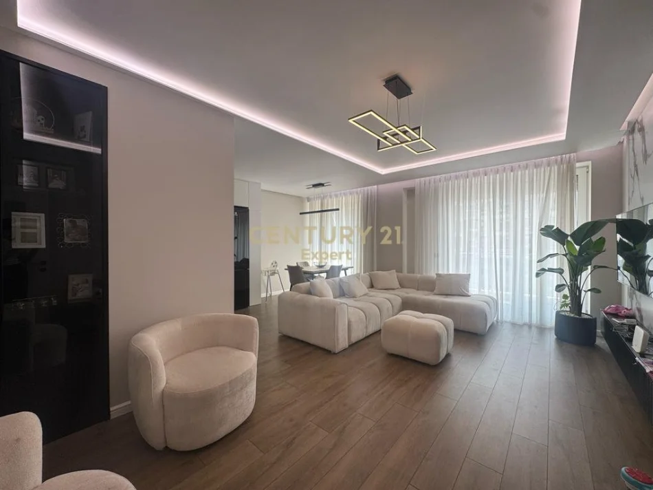 Tirane, jepet me qera apartament 3+1+Ballkon Kati 6, 136 m² 1.200 € (ish fusha aviacionit)