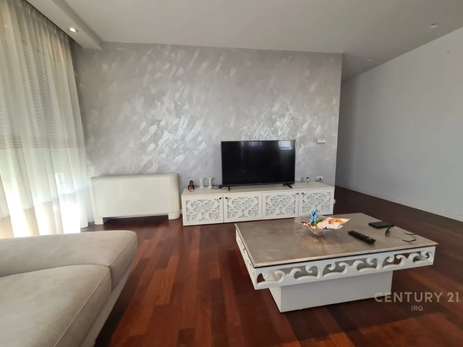 Shqiperi, shitet apartament 2+1 Kati 5, 110 m² 275.000 € (Rruga Kavajes)