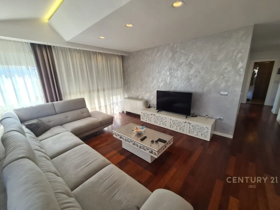 Shqiperi, shitet apartament 2+1 Kati 5, 110 m² 275.000 € (Rruga Kavajes)