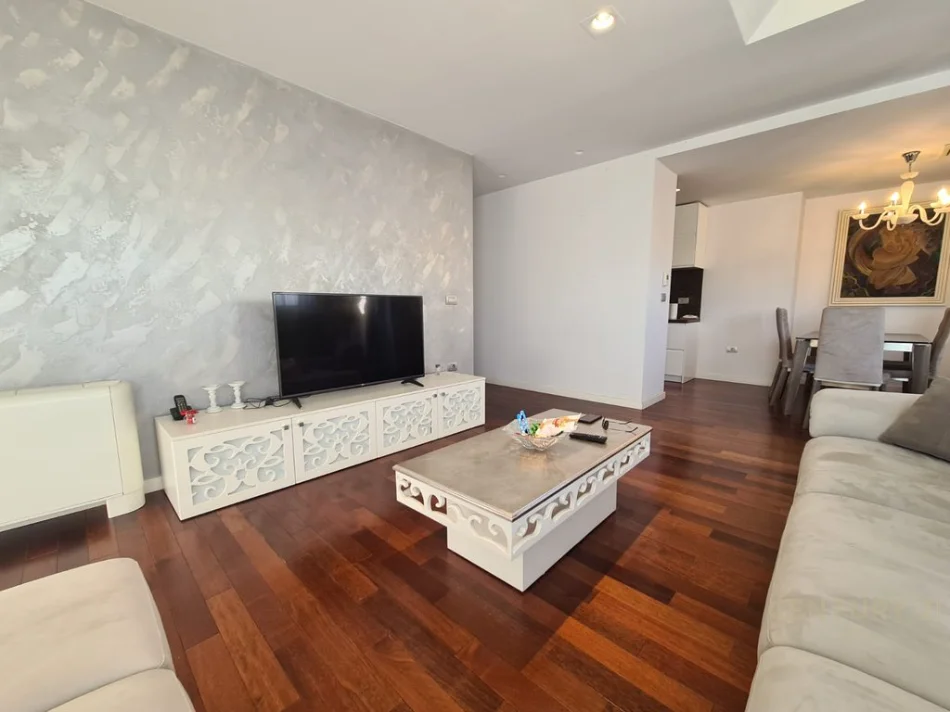 Tirane, shitet apartament 2+1 Kati 5, 110 m² 275.000 € (Rruga Naim Frasheri, prane Mozaikut te Tiranes)