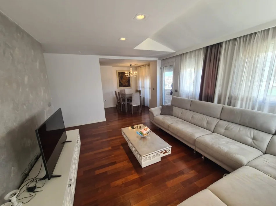 Shqiperi, shitet apartament 2+1 Kati 5, 110 m² 275.000 € (Rruga Kavajes)