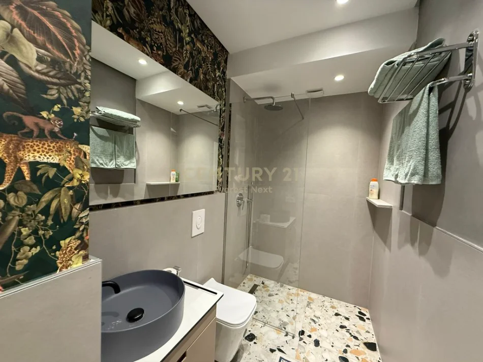 Tirane, jepet me qera apartament 2+1+Ballkon Kati 6, 60 m² 1.000 € 