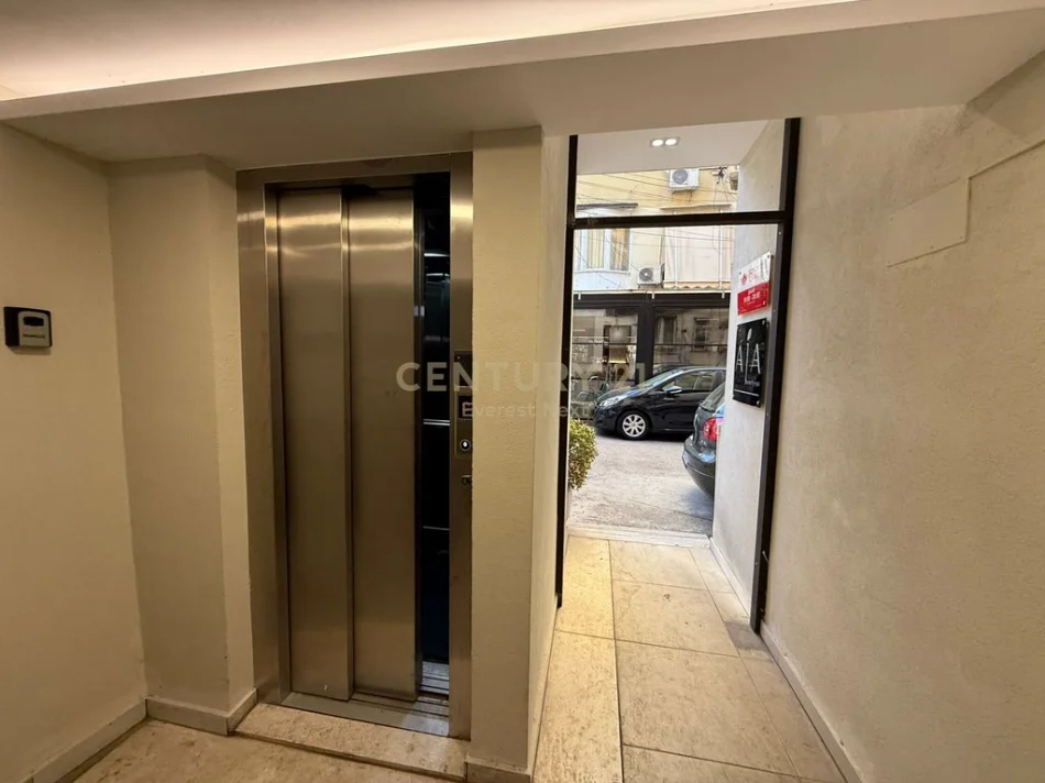 Tirane, jepet me qera apartament 2+1+Ballkon Kati 6, 60 m² 1.000 € 
