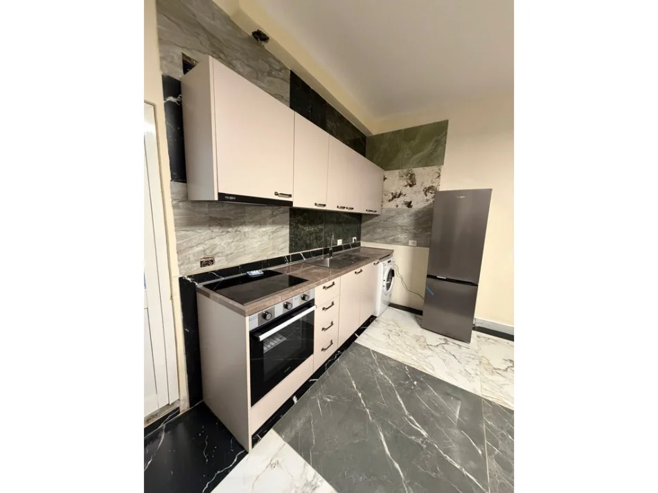 Tirane, jepet me qera apartament 1+1 Kati 1, 50 m² 400 € 