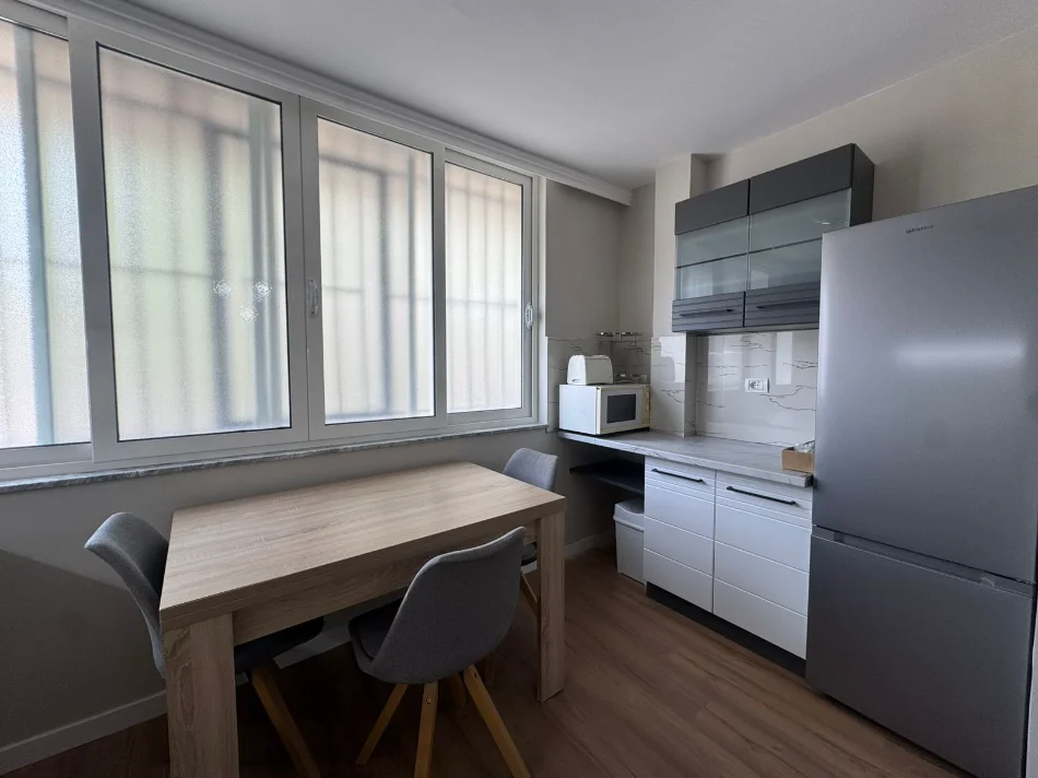 Tirane, jepet me qera apartament 2+1 Kati 1, 800 € (Shkolla 11 Janari)
