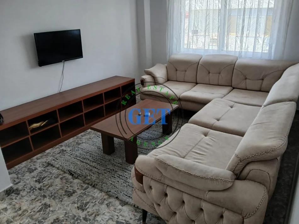 Durres, jepet me qera apartament 1+1 Kati 4, 56 m² 300 € (Spitali Amerikan)