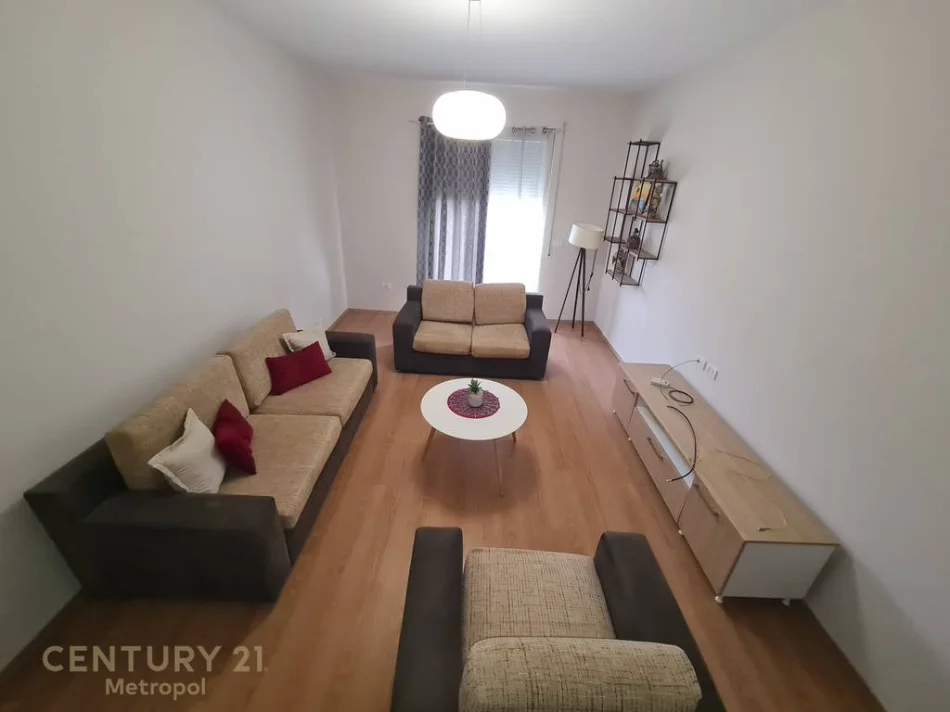 Tirane, jap me qera apartament 1+1 Kati 4, 65 m² 600 € (Rruga Muzaket)
