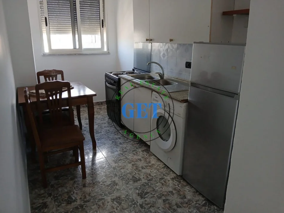 Durres, jepet me qera apartament 1+1 Kati 4, 56 m² 300 € (Spitali Amerikan)