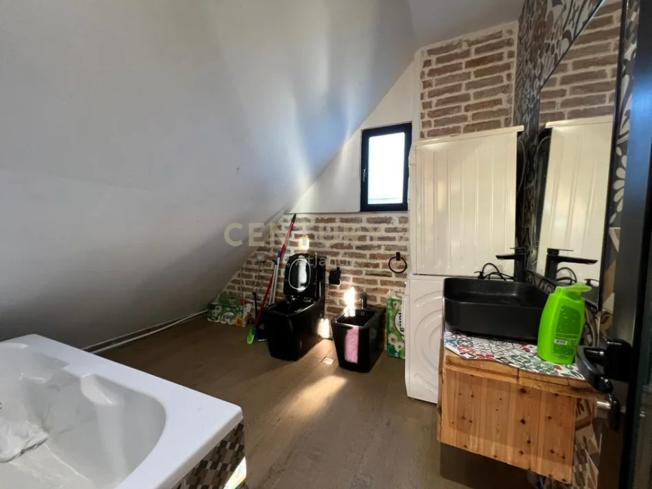 jepet me qera Vile 2+1+Ballkon Kati 2, 400 m² 700 € (Shkallnur,Durres)