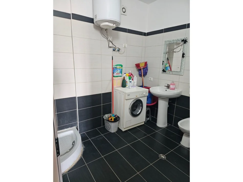 Tirane, shitet apartament 2+1 Kati 3, 115 m² 130.000 € (Rruga e Dafinave)