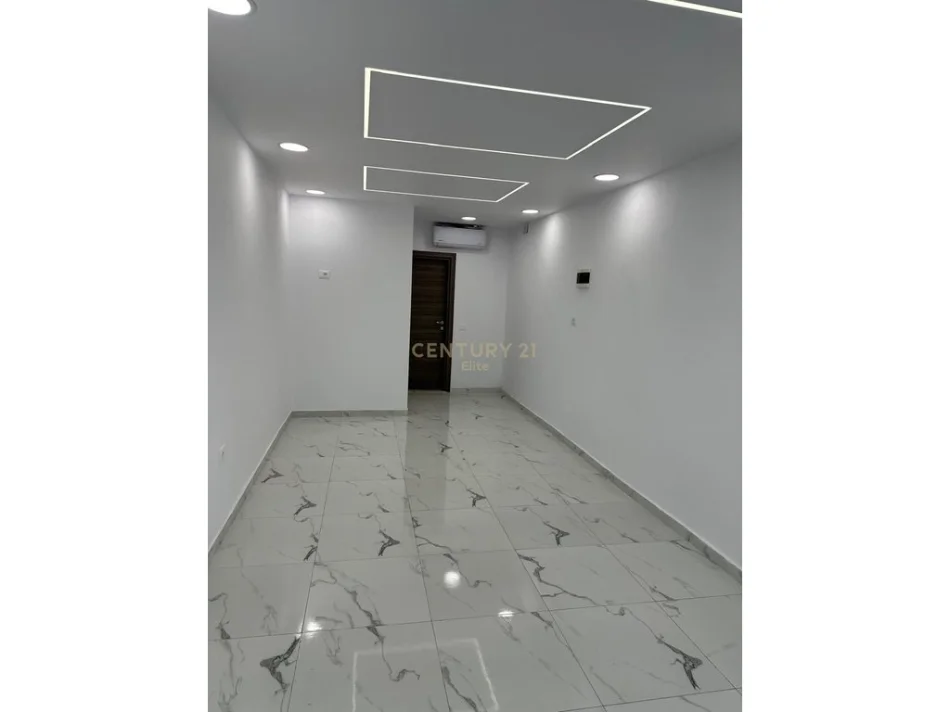 Tirane, jepet me qera dyqan Kati 1, 31 m² 400 € (Prane Ambasades Amerikane)