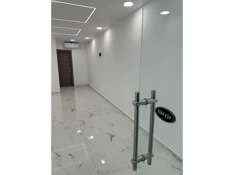 Tirane, jepet me qera dyqan Kati 1, 31 m² 400 € (Prane Ambasades Amerikane)