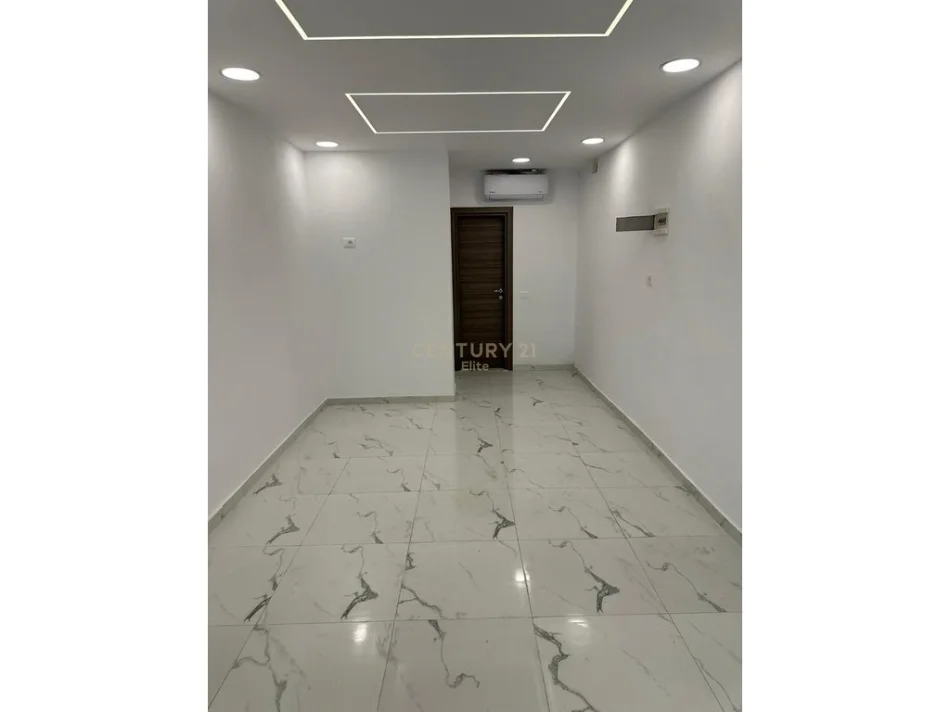 Tirane, jepet me qera dyqan Kati 1, 31 m² 400 € (Prane Ambasades Amerikane)