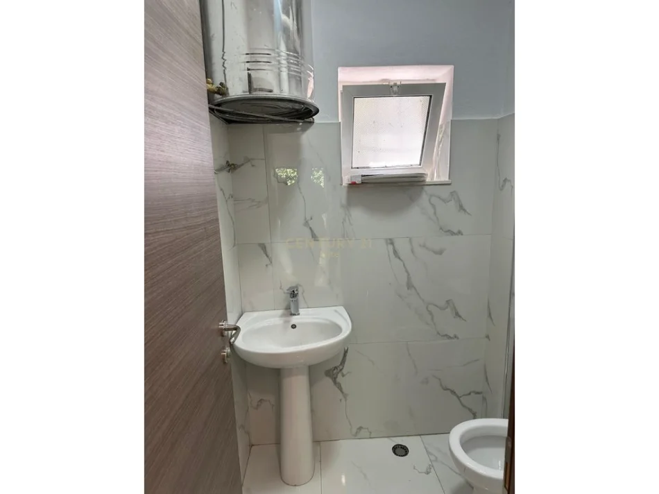 Tirane, jepet me qera dyqan Kati 1, 31 m² 400 € (Prane Ambasades Amerikane)