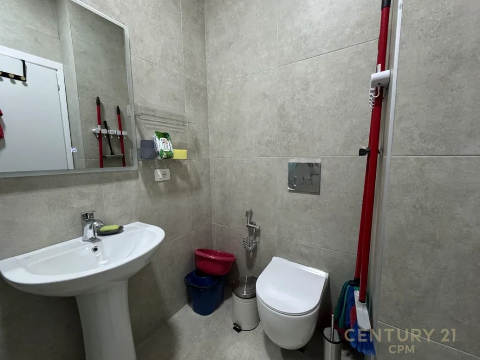 Tirane, jepet me qera apartament 1+1+Ballkon Kati 7, 55 m² 500 € (Rruga 5 Maj)