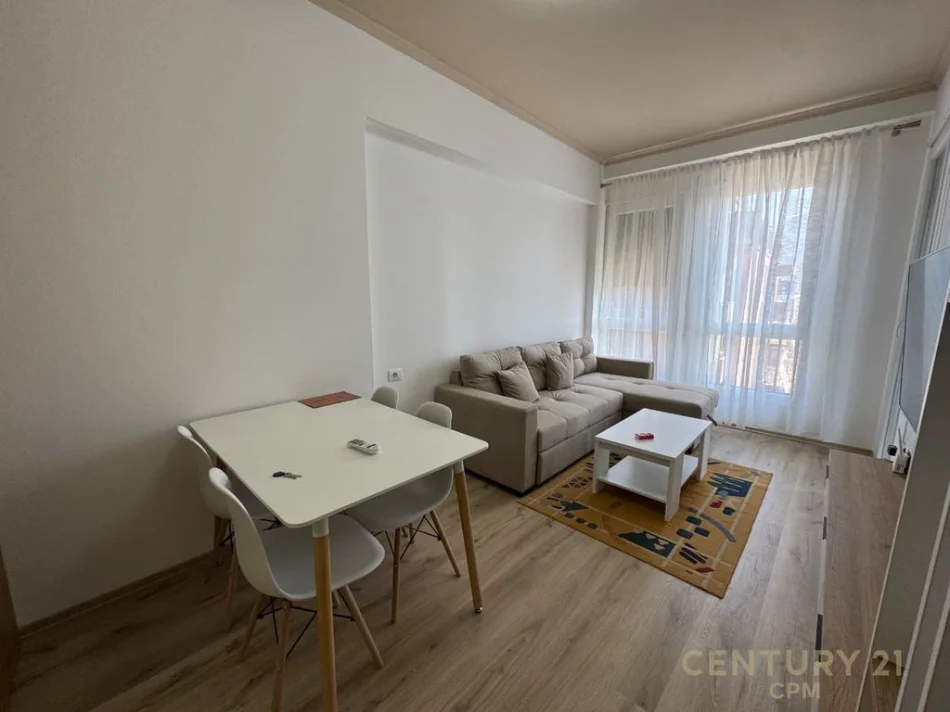 Tirane, jepet me qera apartament 1+1+Ballkon Kati 7, 55 m² 500 € (Rruga 5 Maj)