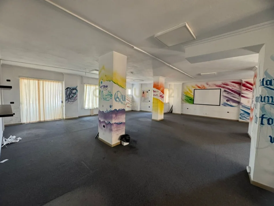 Tirane, jepet me qera ambjent biznesi Kati 3, 585 m² 6.000 € (Globe)