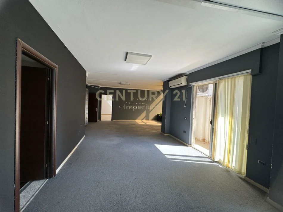 Tirane, jepet me qera ambjent biznesi Kati 3, 585 m² 6.000 € (Globe)