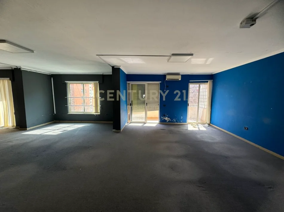 Tirane, jepet me qera ambjent biznesi Kati 3, 585 m² 6.000 € (Globe)