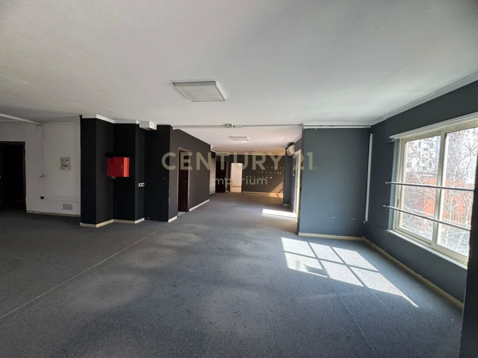 Tirane, jepet me qera ambjent biznesi Kati 3, 585 m² 6.000 € (Globe)