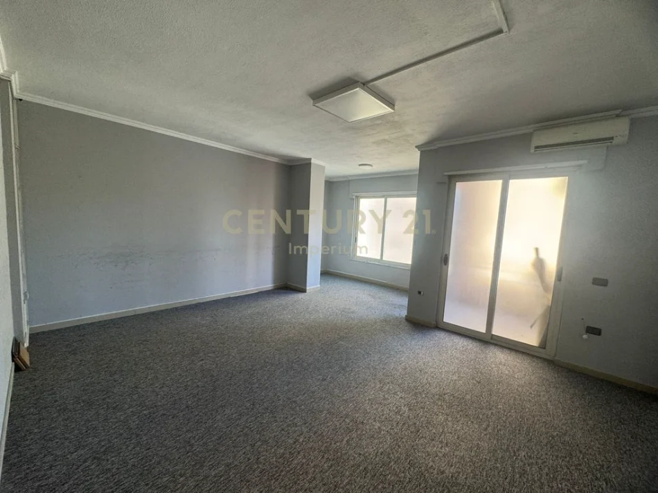 Tirane, jepet me qera ambjent biznesi Kati 3, 585 m² 6.000 € (Globe)