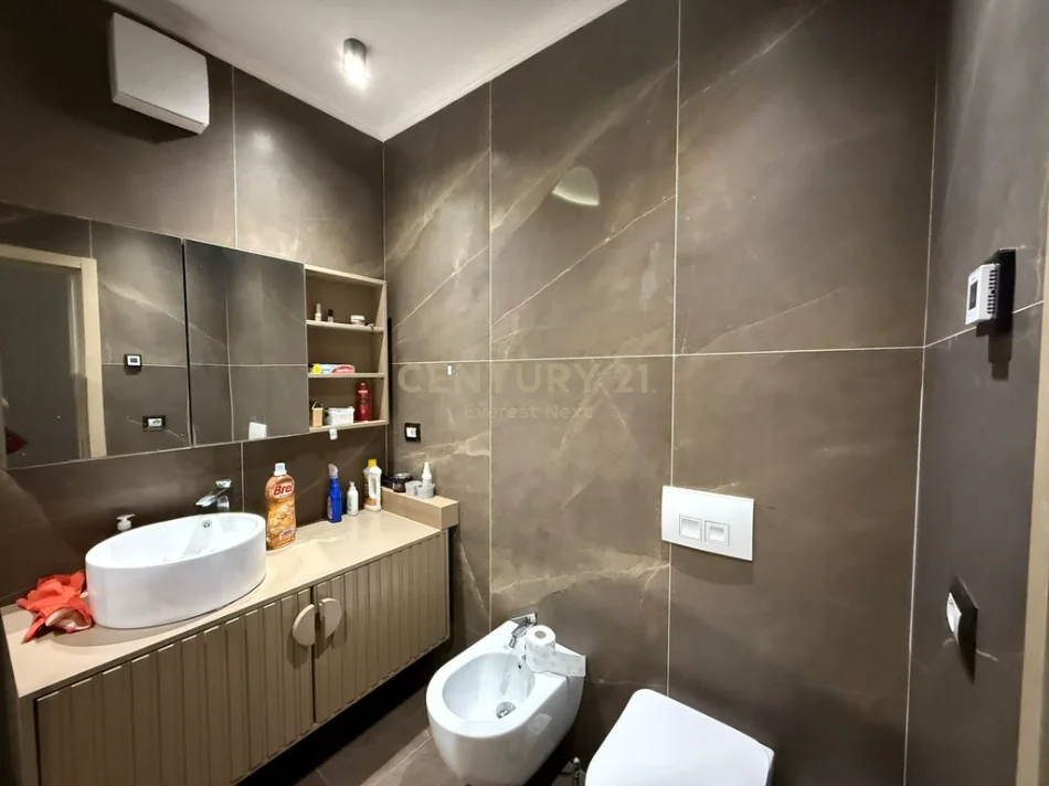 Tirane, shitet apartament Kati 11, 380.000 €
