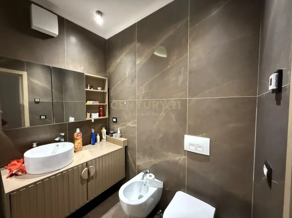 Tirane, shitet apartament 3+1+Ballkon Kati 11, 146 m² 380.000 € (ish Ekspozita)