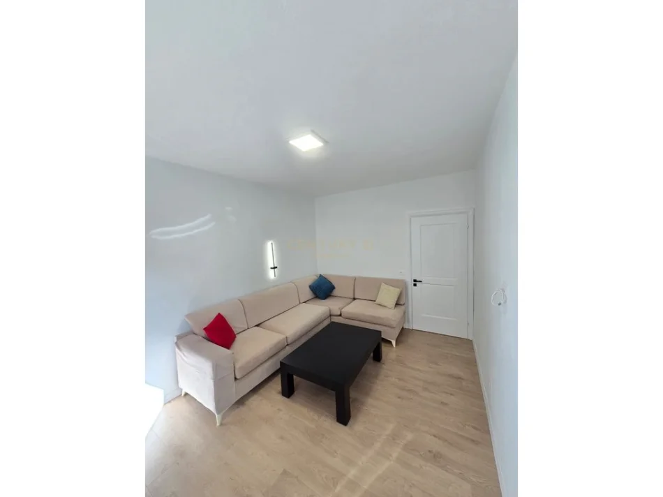 Tirane, jepet me qera apartament 1+1+Ballkon Kati 6, 61 m² 750 € 