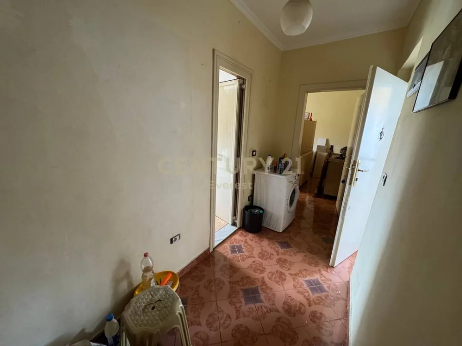 Tirane, shitet apartament 2+1+Ballkon Kati 5, 85 m² 140.000 € (Laprake prane KMY)